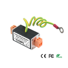 CSP01-P12V Protector de Sobretensión - Vista perspectiva con conectores y cable tierra
